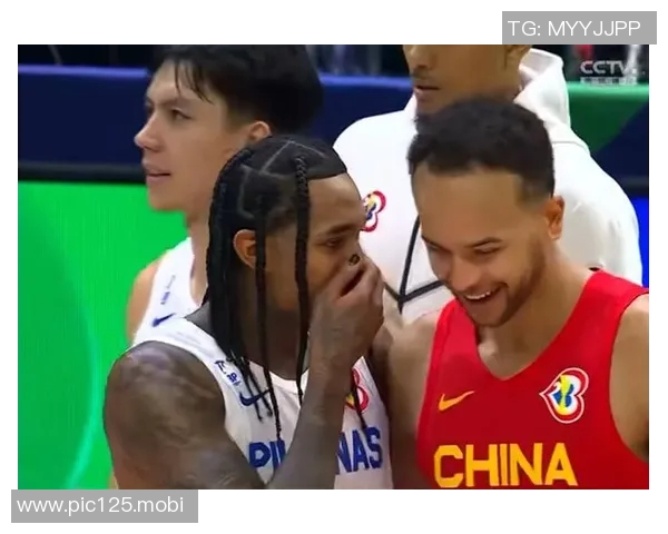 李凯尔搂着杨瀚森聊天两人开怀大笑 温情互动引关注